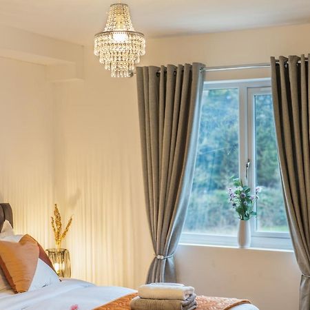 Ashview 2 - Heathrow - Thorpe Park - Free Parking Apartment Staines-upon-Thames Exterior photo