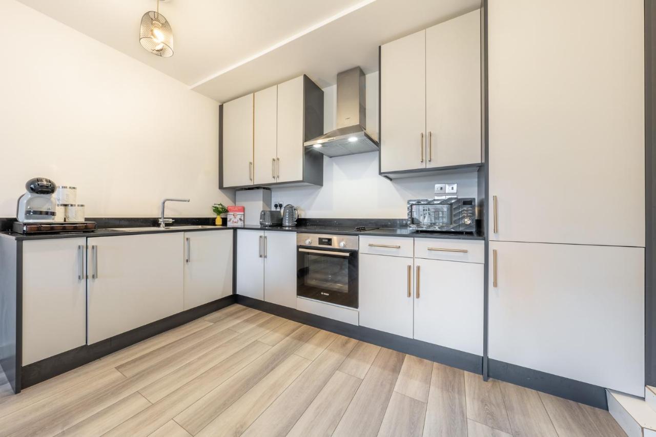 Ashview 2 - Heathrow - Thorpe Park - Free Parking Apartment Staines-upon-Thames Exterior photo