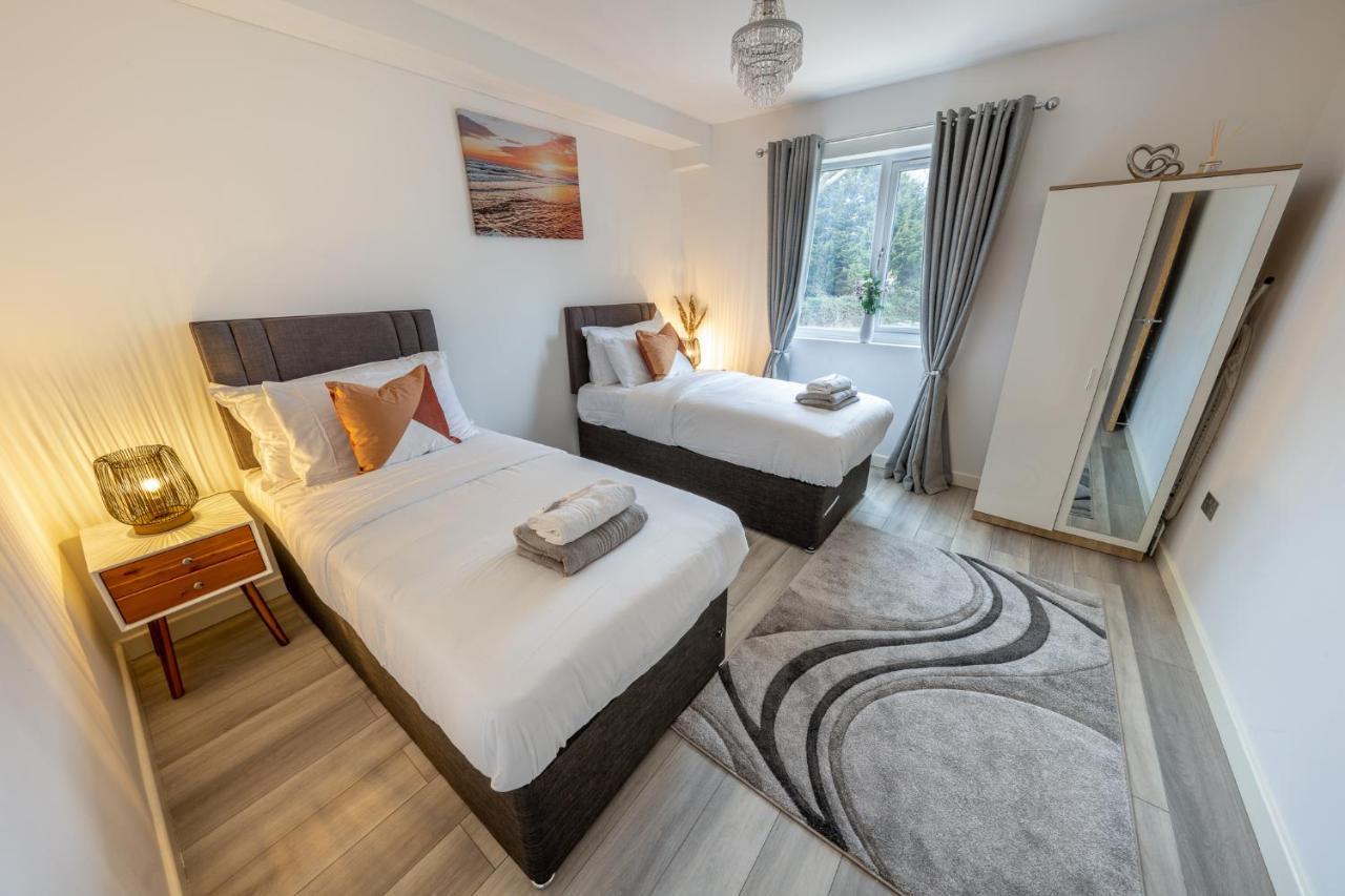 Ashview 2 - Heathrow - Thorpe Park - Free Parking Apartment Staines-upon-Thames Exterior photo