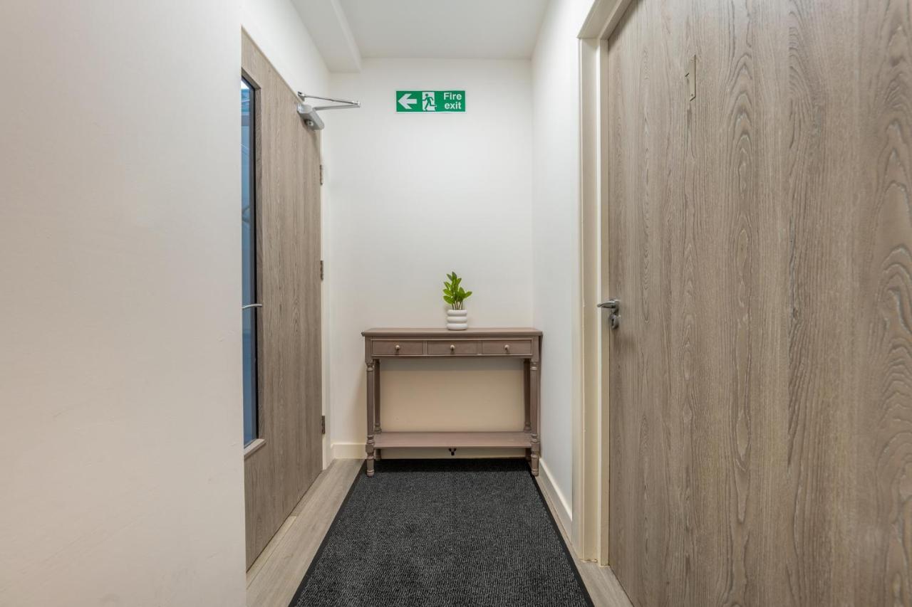 Ashview 2 - Heathrow - Thorpe Park - Free Parking Apartment Staines-upon-Thames Exterior photo
