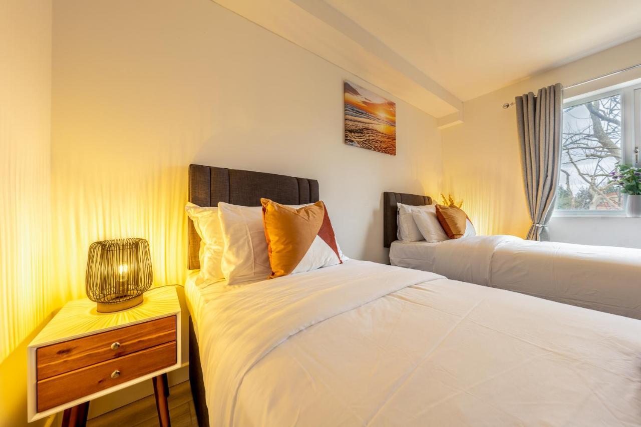 Ashview 2 - Heathrow - Thorpe Park - Free Parking Apartment Staines-upon-Thames Exterior photo