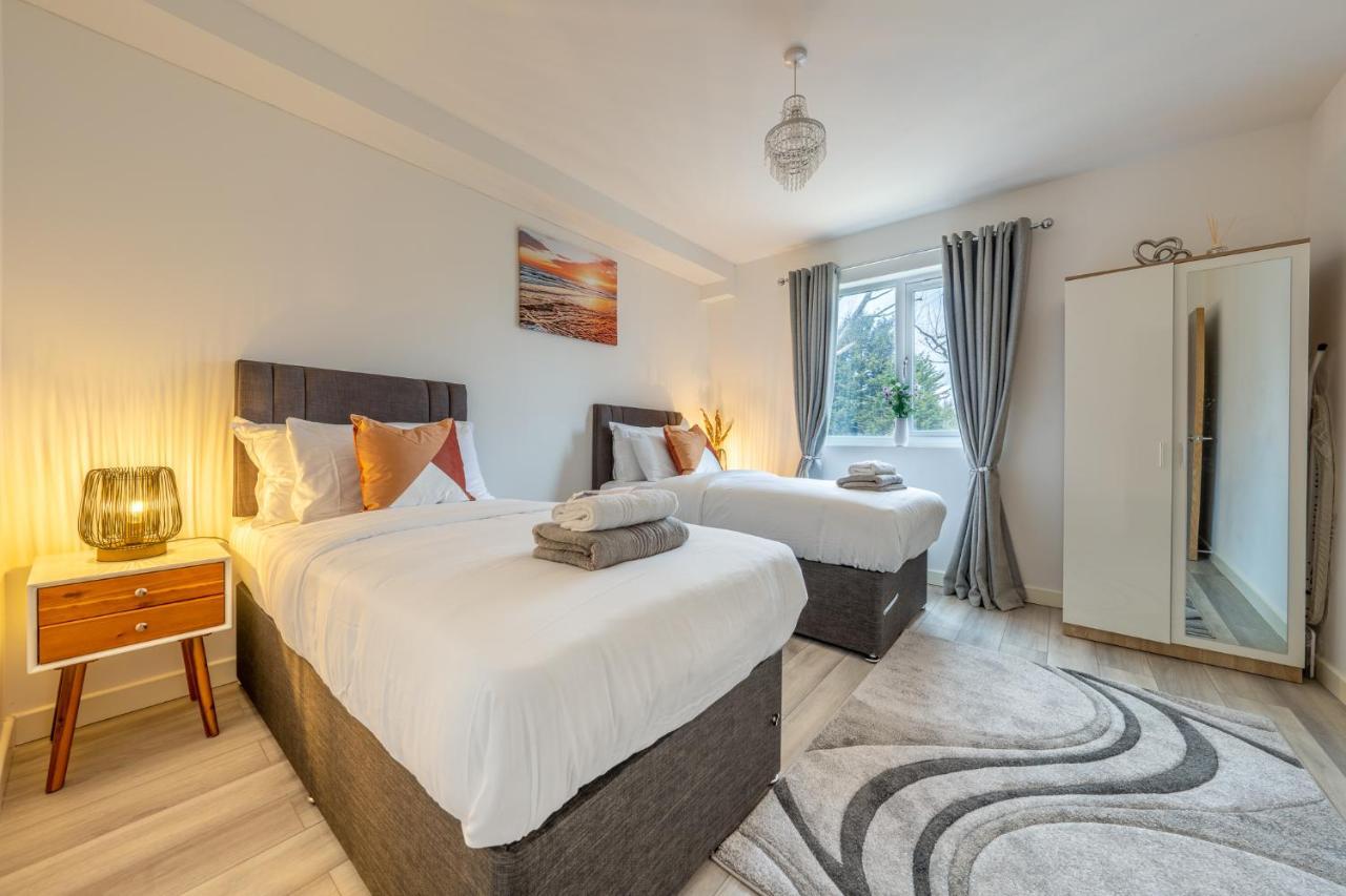 Ashview 2 - Heathrow - Thorpe Park - Free Parking Apartment Staines-upon-Thames Exterior photo